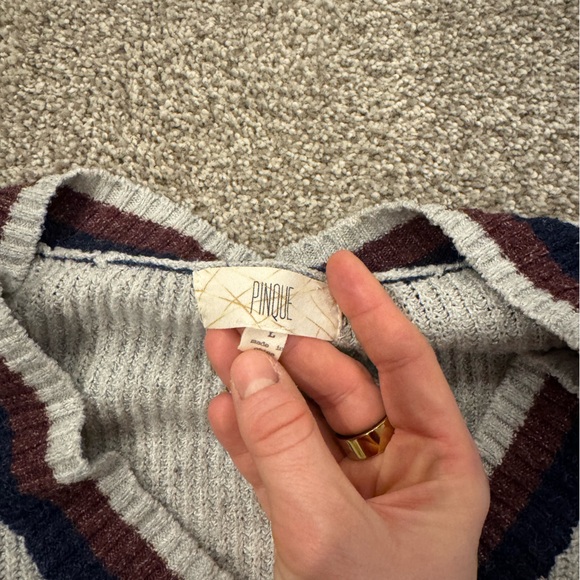 SOLD Gray Sweater Size: Large - Picture 4 of 5